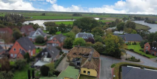 Reetgedecktes-Mehrfamilienhaus in zweiter Reihe an der Treene