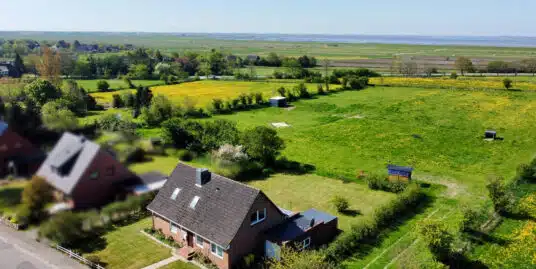 Hockensbüll/​Husum — Großzügiges Ein-/​Zweifamilienhaus in ruhiger Lage