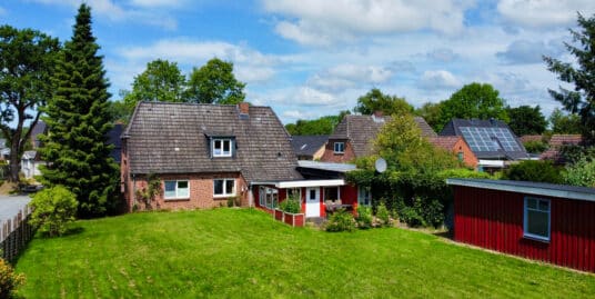 Einfamilienhaus mit Garage, Carport und großem Grundstück