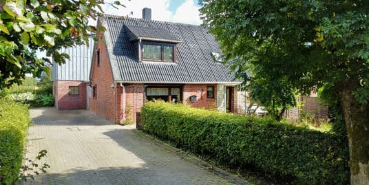 Sanierung oder Neubau – großzügiges Grundstück mit Haus und Scheune in Wobbenbüll
