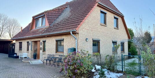 Ihr neues Zuhause: Großes Einfamilienhaus mit Einliegerwohnung und traumhaftem Garten in Rantrum