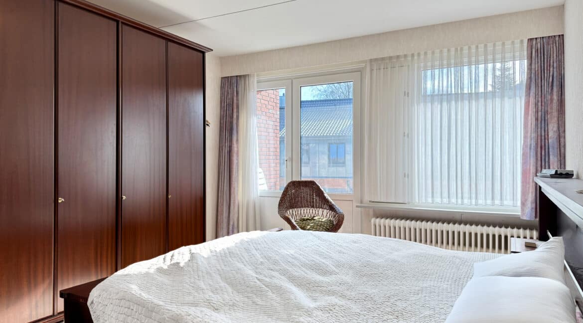 Schlafzimmer 2 OG .