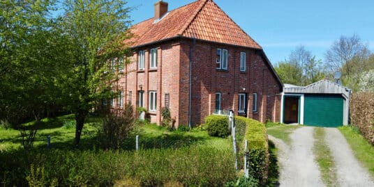 Einfamilienhaus, Baujahr 1997, in Lehmbauweise mit großem Naturgarten