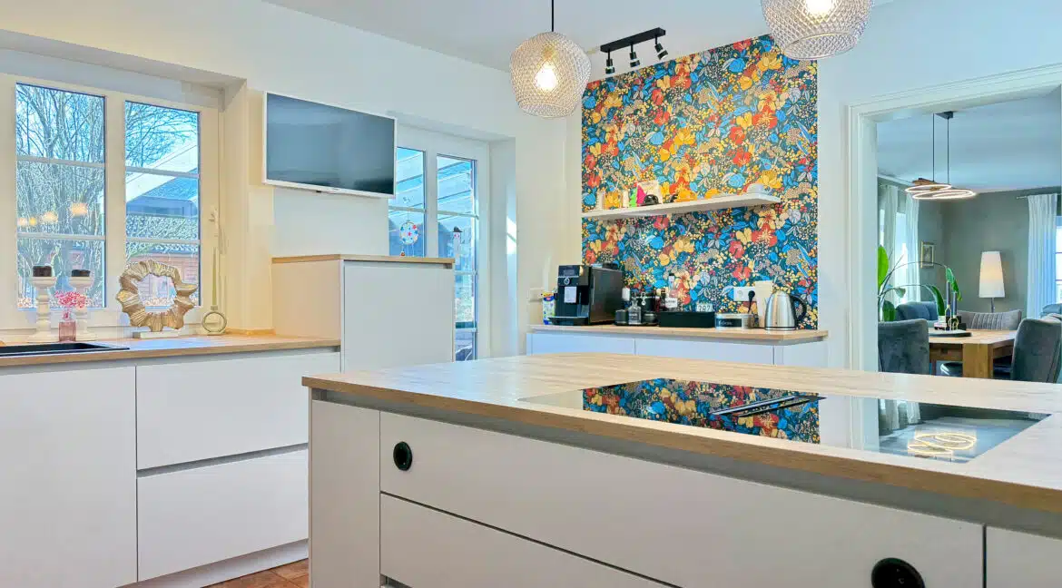 Küche mit Zugang zum Wohnzimmer