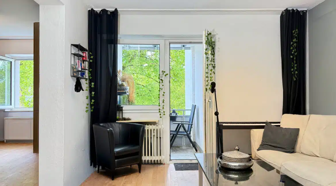 Wohnzimmer mit Blick ins Schlafzimmer