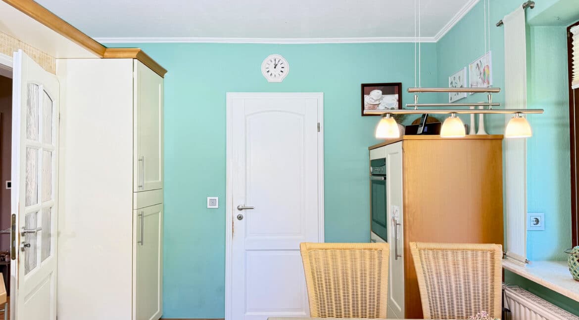 Küche Blick auf die Speisekammer