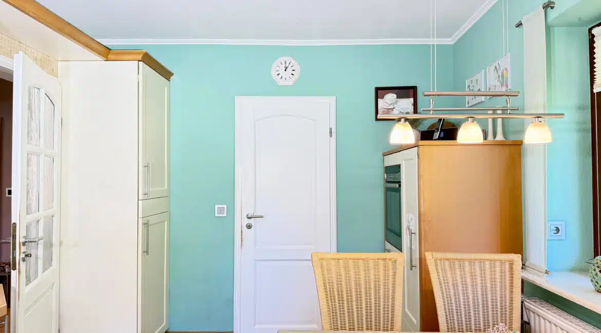 Küche Blick auf die Speisekammer