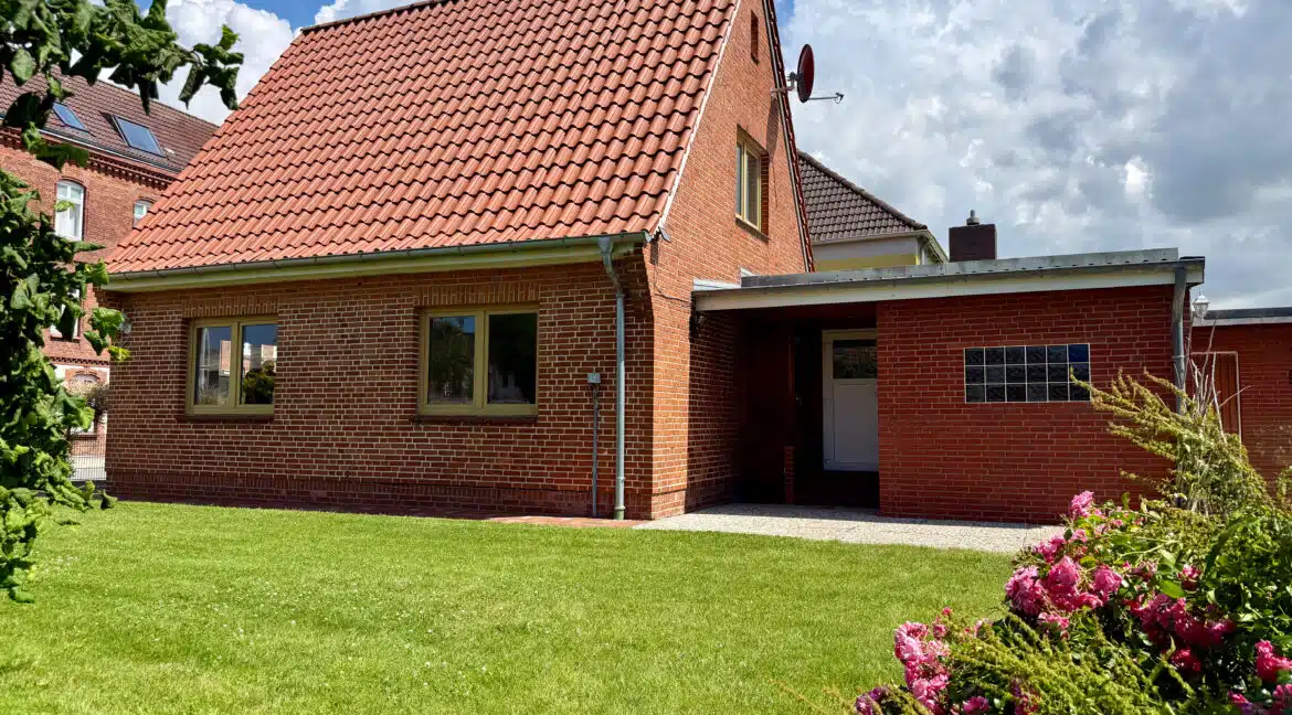 Garten mit Blick aufs Haus